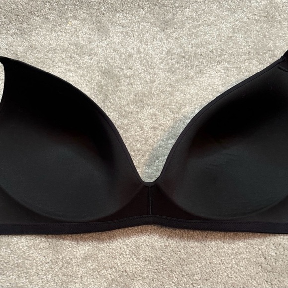 SKIMS | Onyx Black Wireless
Bra 36DDDD (36G) - Picture 8 of 11